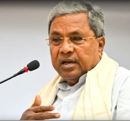 കർണാടക മുഖ്യമന്ത്രി സിദ്ധരാമയ്യ മാധ്യമങ്ങളോട് സംസാരിക്കുന്നു