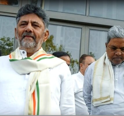കർണാടക മുഖ്യമന്ത്രി സിദ്ധരാമയ്യയും ഉപമുഖ്യമന്ത്രി ഡി കെ ശിവകുമാറും ഒരുമിച്ച് നിൽക്കുന്ന ചിത്രം.