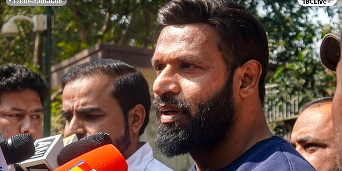 ഒരു യുവ ജിം ഉടമയായ ദീപക് കുമാർ ക്യാമറ നോക്കി നിൽക്കുന്നു. അദ്ദേഹത്തിന്റെ ജിം 'ഹൾക്ക്' എന്ന പേരിൽ അറിയപ്പെടുന്നു. ദീപക് ചിരിക്കുന്നു.