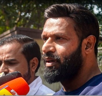 ഒരു യുവ ജിം ഉടമയായ ദീപക് കുമാർ ക്യാമറ നോക്കി നിൽക്കുന്നു. അദ്ദേഹത്തിന്റെ ജിം 'ഹൾക്ക്' എന്ന പേരിൽ അറിയപ്പെടുന്നു. ദീപക് ചിരിക്കുന്നു.