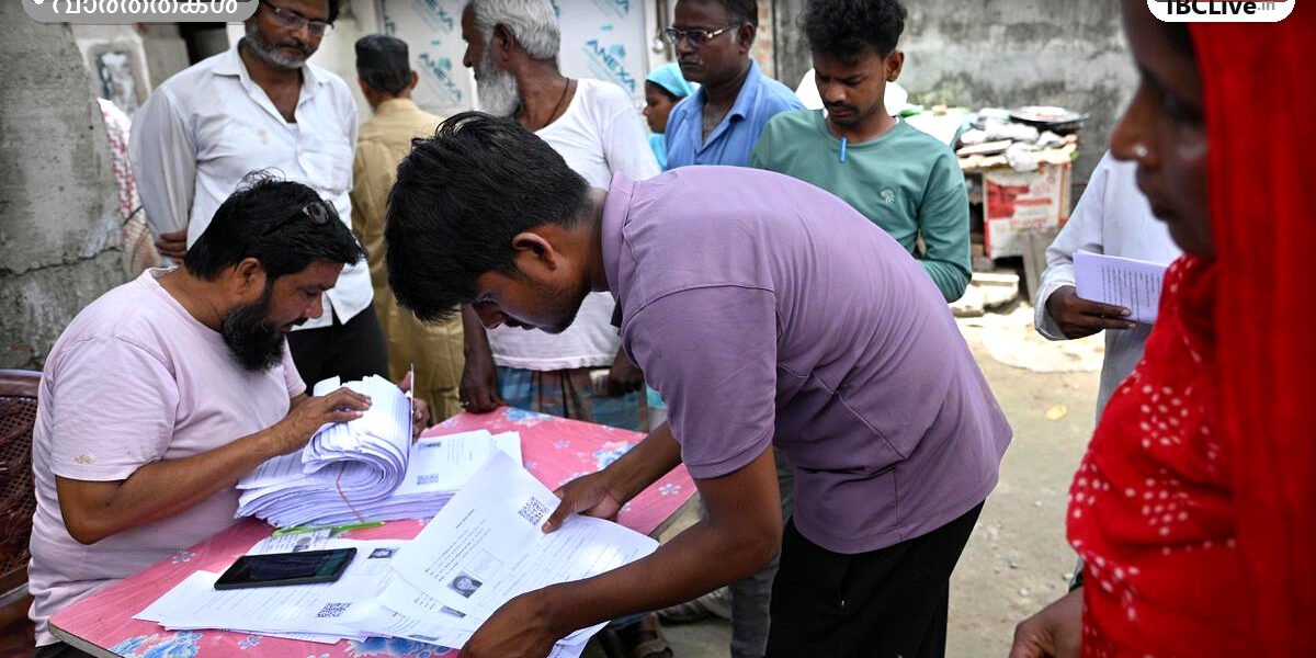 ബിഹാറിലെ ജോഗ്ബാനിയിൽ പ്രത്യേക ഇൻ്റൻസീവ് റിവിഷൻ സമയത്ത് രേഖകൾ പരിശോധിക്കുന്ന ബൂത്ത് ലെവൽ ഓഫീസർ