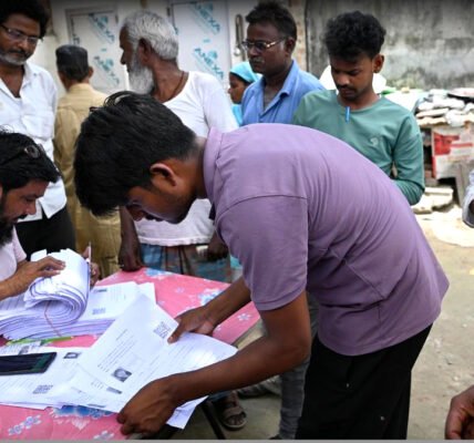 ബിഹാറിലെ ജോഗ്ബാനിയിൽ പ്രത്യേക ഇൻ്റൻസീവ് റിവിഷൻ സമയത്ത് രേഖകൾ പരിശോധിക്കുന്ന ബൂത്ത് ലെവൽ ഓഫീസർ