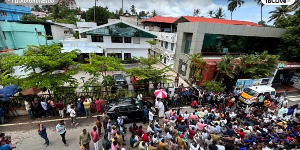 തിരുവനന്തപുരത്ത് പിണറായി വിജയന്റെ വസതിക്ക് മുന്നിൽ പ്രതിഷേധിക്കുന്ന സിപിഎം പ്രവർത്തകർ
