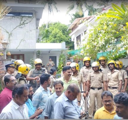 കോഴിക്കോട്ടെ മുൻ മന്ത്രി പി.എ. മുഹമ്മദ് റിയാസിന്റെ വീടിന് പുറത്ത് പോലീസും സിപിഎം പ്രവർത്തകരും