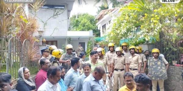 കോഴിക്കോട്ടെ മുൻ മന്ത്രി പി.എ. മുഹമ്മദ് റിയാസിന്റെ വീടിന് പുറത്ത് പോലീസും സിപിഎം പ്രവർത്തകരും