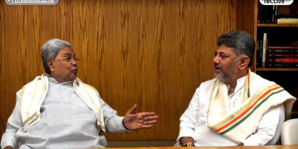 ന്യൂഡൽഹിയിൽ കർണാടക മുഖ്യമന്ത്രി സിദ്ധരാമയ്യയും ഉപമുഖ്യമന്ത്രി ഡി.കെ. ശിവകുമാറും ഒരുമിച്ചുള്ള ചിത്രം.