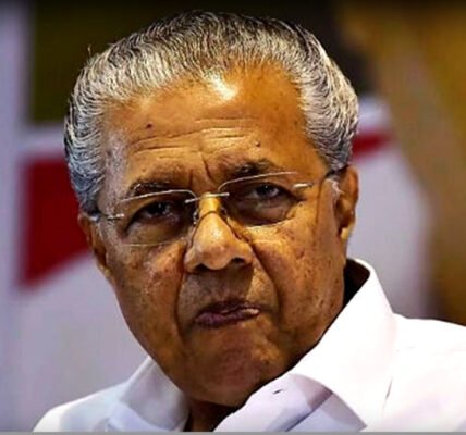 എൻഫോഴ്സ്മെന്റ് ഡയറക്ടറേറ്റ് ഉദ്യോഗസ്ഥർ പിണറായി വിജയന്റെ വീടിന് മുന്നിൽ നിൽക്കുന്നു