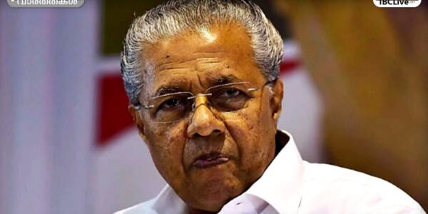 എൻഫോഴ്സ്മെന്റ് ഡയറക്ടറേറ്റ് ഉദ്യോഗസ്ഥർ പിണറായി വിജയന്റെ വീടിന് മുന്നിൽ നിൽക്കുന്നു