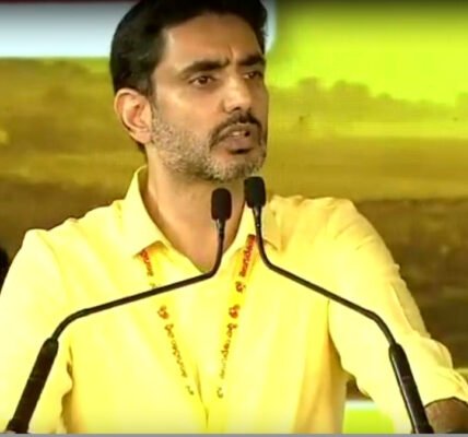 മംഗളഗിരിയിലെ മഹാനന്ദു സമ്മേളനത്തിൽ ടിഡിപി ദേശീയ വർക്കിംഗ് പ്രസിഡന്റ് നാരാ ലോകേഷ് സംസാരിക്കുന്നു