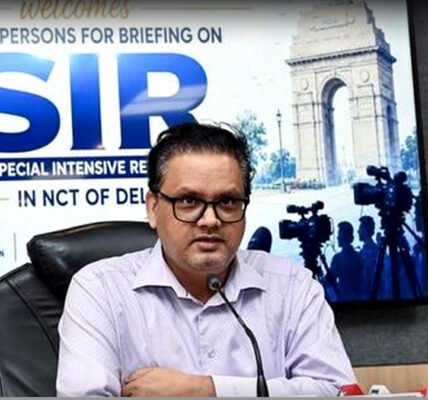 ഡൽഹിയിലെ തിരഞ്ഞെടുപ്പ് ഉദ്യോഗസ്ഥൻ വോട്ടർമാരുമായി സംസാരിക്കുന്നു