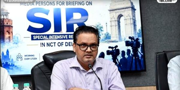 ഡൽഹിയിലെ തിരഞ്ഞെടുപ്പ് ഉദ്യോഗസ്ഥൻ വോട്ടർമാരുമായി സംസാരിക്കുന്നു