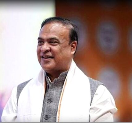 ഡൽഹി കോടതിയിലെ ഒരു അഭിഭാഷകൻ ഫയലുകൾ പരിശോധിക്കുന്നു