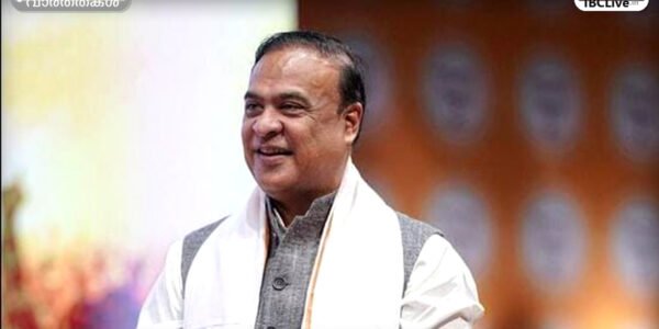 ഡൽഹി കോടതിയിലെ ഒരു അഭിഭാഷകൻ ഫയലുകൾ പരിശോധിക്കുന്നു