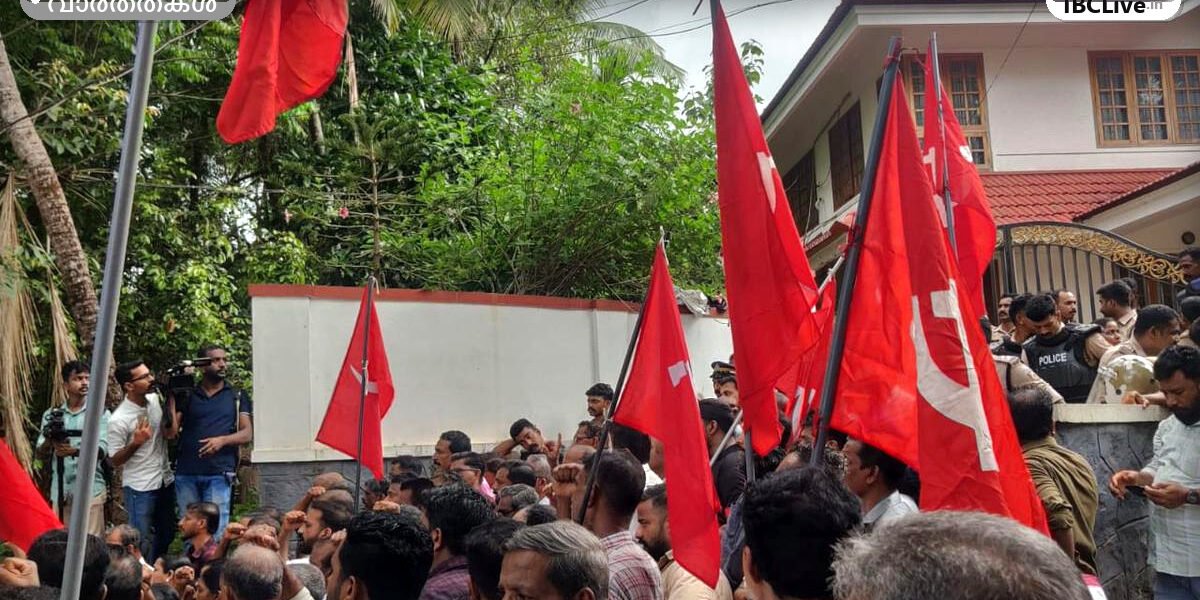കണ്ണൂരിലെ പിണറായിയിൽ മുൻ മുഖ്യമന്ത്രി പിണറായി വിജയന്റെ വീടിന് മുന്നിൽ പ്രതിഷേധിക്കുന്ന സിപിഎം പ്രവർത്തകർ.