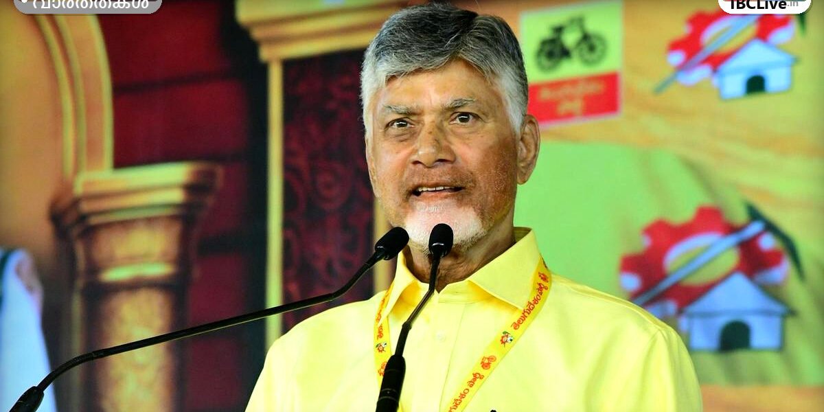 മംഗളഗിരിക്ക് സമീപം മഹാനాడు വാർഷിക സമ്മേളനത്തിൽ സംസാരിക്കുന്ന ആന്ധ്രാപ്രദേശ് മുഖ്യമന്ത്രി എൻ. ചന്ദ്രബാബു നായിഡു.