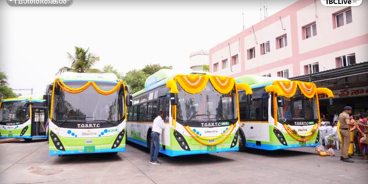 തെലങ്കാന ഗതാഗത മന്ത്രി പൊന്നം പ്രഭാകർ കുക്കറ്റ്പള്ളി ഡിപ്പോയിൽ വെച്ച് ഇലക്ട്രിക് ബസുകൾ ഫ്ലാഗ് ഓഫ് ചെയ്യുന്നു
