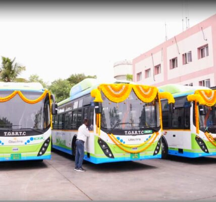 തെലങ്കാന ഗതാഗത മന്ത്രി പൊന്നം പ്രഭാകർ കുക്കറ്റ്പള്ളി ഡിപ്പോയിൽ വെച്ച് ഇലക്ട്രിക് ബസുകൾ ഫ്ലാഗ് ഓഫ് ചെയ്യുന്നു