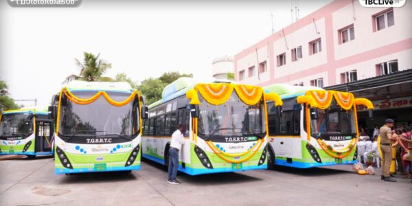 തെലങ്കാന ഗതാഗത മന്ത്രി പൊന്നം പ്രഭാകർ കുക്കറ്റ്പള്ളി ഡിപ്പോയിൽ വെച്ച് ഇലക്ട്രിക് ബസുകൾ ഫ്ലാഗ് ഓഫ് ചെയ്യുന്നു