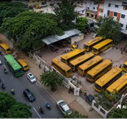 സ്കൂൾ ബസ് ഫീസ് വർദ്ധനവിനെക്കുറിച്ച് സംസാരിക്കുന്ന രക്ഷിതാക്കൾ