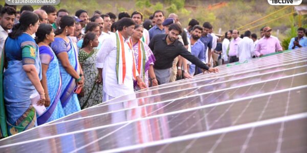 തെലങ്കാനയിലെ ഖമ്മം ജില്ലയിൽ പുതുതായി ഉദ്ഘാടനം ചെയ്ത സൗരോർജ്ജ പ്ലാന്റിന്റെ ചിത്രം, പ്ലാന്റിന് മുന്നിൽ ജനക്കൂട്ടവും വിശിഷ്ടാതിഥികളും നിൽക്കുന്നു.