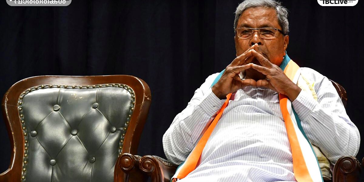 കർണാടക മുഖ്യമന്ത്രി സിദ്ധരാമയ്യ വാർത്താസമ്മേളനം നടത്തുന്നു.