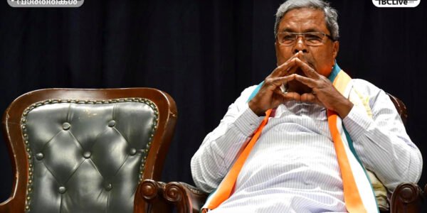 കർണാടക മുഖ്യമന്ത്രി സിദ്ധരാമയ്യ വാർത്താസമ്മേളനം നടത്തുന്നു.