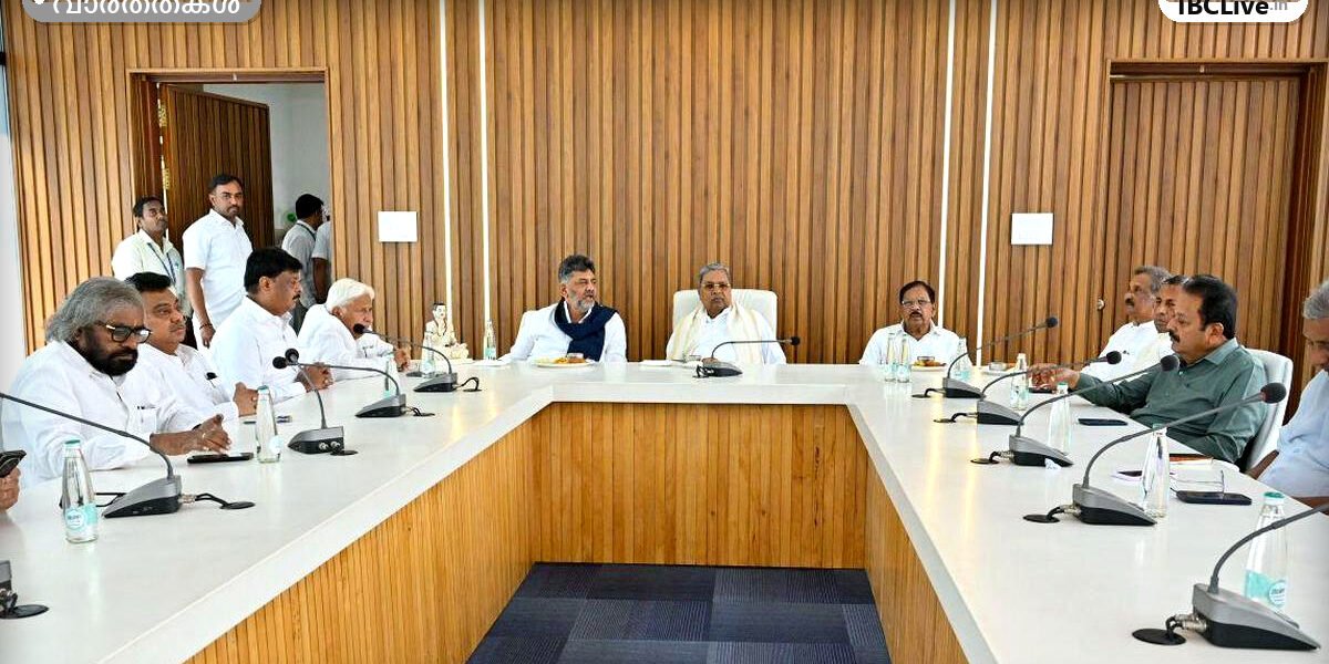 കർണാടക മുഖ്യമന്ത്രി സിദ്ധരാമയ്യയും ഉപമുഖ്യമന്ത്രി ഡി.കെ. ശിവകുമാറും മന്ത്രിമാരും പ്രഭാതഭക്ഷണ യോഗത്തിൽ