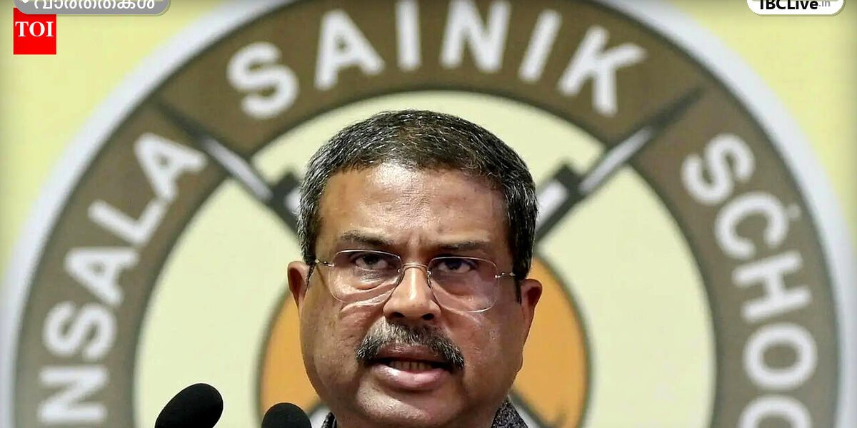 ധർമ്മേന്ദ്ര പ്രധാൻ മാധ്യമങ്ങളെ അഭിസംബോധന ചെയ്യുന്നു