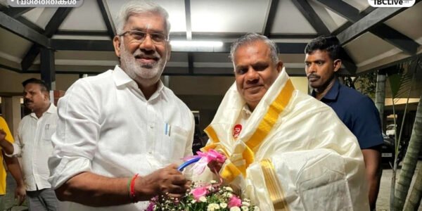 തമിഴക വെട്രി കഴകം ജനറൽ സെക്രട്ടറി എൻ. ആനന്ദിനൊപ്പം വെള്ളമണ്ടി നടരാജൻ