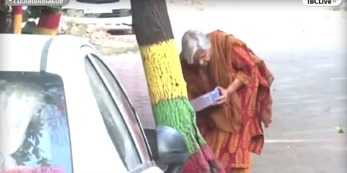 ഭവനത്തിന് പുറത്ത് തെരുവ് നായ്ക്കൾക്ക് ഭക്ഷണം നൽകുന്ന ഗിരിബാല സിംഗ്