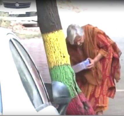 ഭവനത്തിന് പുറത്ത് തെരുവ് നായ്ക്കൾക്ക് ഭക്ഷണം നൽകുന്ന ഗിരിബാല സിംഗ്