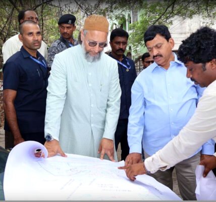 തെലങ്കാന റവന്യൂ, ഭവന നിർമ്മാണ മന്ത്രി പൊങ്കുലേട്ടി ശ്രീനിവാസ് റെഡ്ഡിയും ഹൈദരാബാദ് എംപി അസദുദ്ദീൻ ഒവൈസിയും LIG ഭവനങ്ങൾക്കായി സ്ഥലങ്ങൾ പരിശോധിക്കുന്നു.