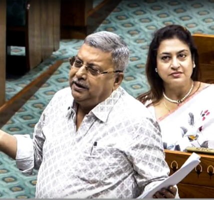 ലോക്‌സഭാ എംപി കല്ല്യാൺ ബാനർജി പാർലമെന്റിൽ സംസാരിക്കുന്നു.