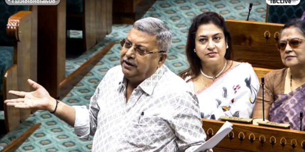 ലോക്സഭാ എംപി കല്ല്യാൺ ബാനർജി പാർലമെന്റിൽ സംസാരിക്കുന്നു.