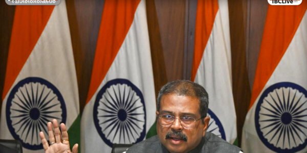 കേന്ദ്ര വിദ്യാഭ്യാസ മന്ത്രി ധർമ്മേന്ദ്ര പ്രധാൻ മാധ്യമങ്ങളോട് സംസാരിക്കുന്നു