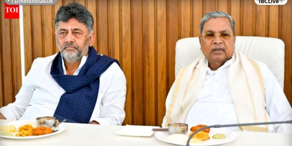 കർണാടക മുഖ്യമന്ത്രിയും മറ്റ് പ്രമുഖ രാഷ്ട്രീയ നേതാക്കളും കൂടിക്കാഴ്ച നടത്തുന്ന ചിത്രം.