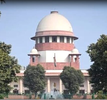 പാഠപുസ്തകത്തിൽ എന്തൊക്കെയോ വായിക്കുന്ന വിദ്യാർത്ഥികളുടെ ചിത്രീകരണം