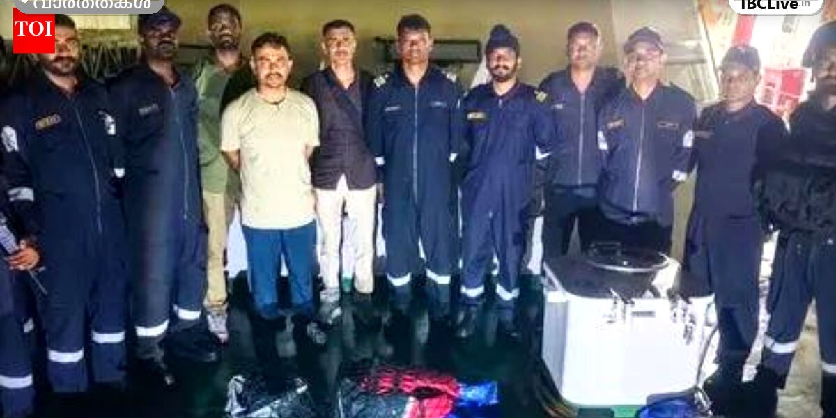 കടലിലൂടെ നീങ്ങുന്ന ഒരു വലിയ ചരക്ക് കപ്പൽ. കപ്പലിന്റെ സമീപം തിരമാലകൾ കാണാം.
