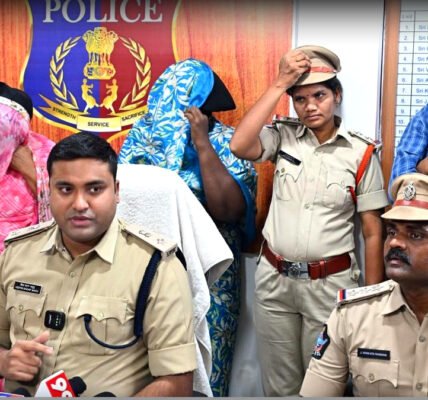 ഒരു വാർത്താസമ്മേളനത്തിൽ സംസാരിക്കുന്ന കൃഷ്ണ ജില്ലാ പോലീസ് സൂപ്രണ്ട് വി. വിദ്യാസാഗർ നായിഡു