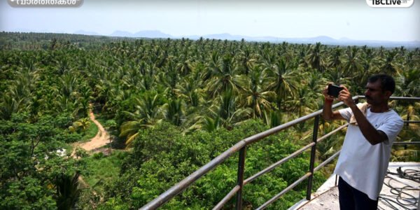 ബിഡാദി-ഹരോഹള്ളി റോഡരികിലെ ബൈരാമംഗള സർക്കിളിൽ കർഷക സമരത്തിൻ്റെ ഭാഗമായി സ്ഥാപിച്ച ബോർഡ്.