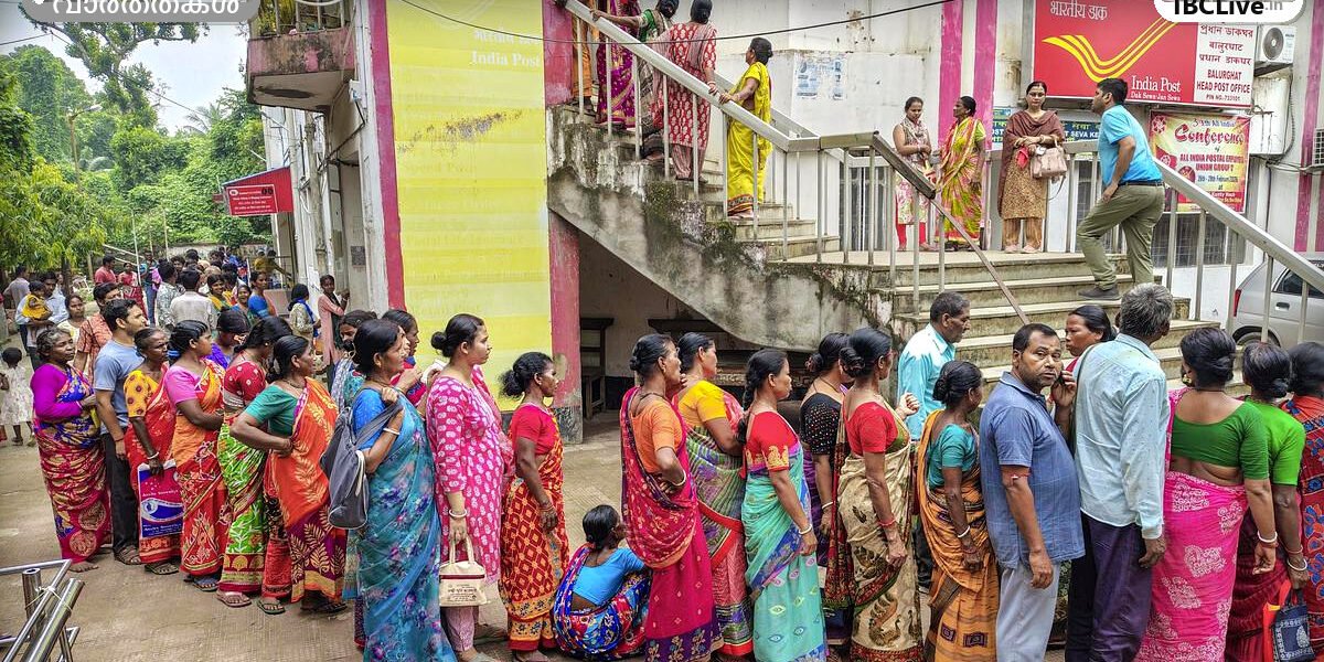 അന്നപൂർണ്ണ പദ്ധതിക്ക് അപേക്ഷിക്കാൻ പോസ്റ്റ് ഓഫീസിന് മുന്നിൽ ക്യൂ നിൽക്കുന്ന സ്ത്രീകൾ