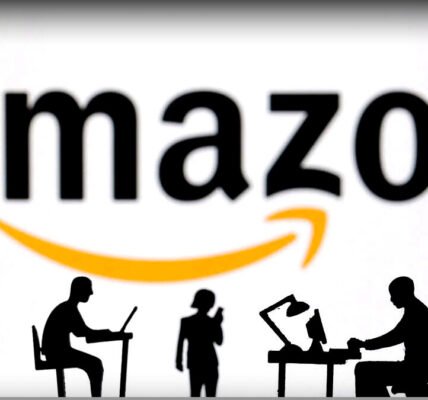 Amazon-ന്റെ ലോഗോയും ഒരു backpack-ന്റെ ചിത്രവും ചേർത്ത് കാണിക്കുന്ന ചിത്രം. സുരക്ഷാ മുന്നറിയിപ്പ് സൂചിപ്പിക്കുന്ന ഒരു ചിഹ്നവും ഇതിൽ കാണാം.