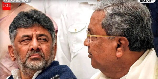 ഡൽഹിയിലെത്തിയ കർണാടക മുഖ്യമന്ത്രി സിദ്ധരാമയ്യയും ഉപമുഖ്യമന്ത്രി ഡി.കെ. ശിവകുമാറും മാധ്യമങ്ങളോട് സംസാരിക്കുന്നു.