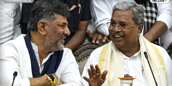 സിദ്ധരാമയ്യയും ഡി.കെ. ശിവകുമാറും ഒരുമിച്ച് നിൽക്കുന്ന ചിത്രം