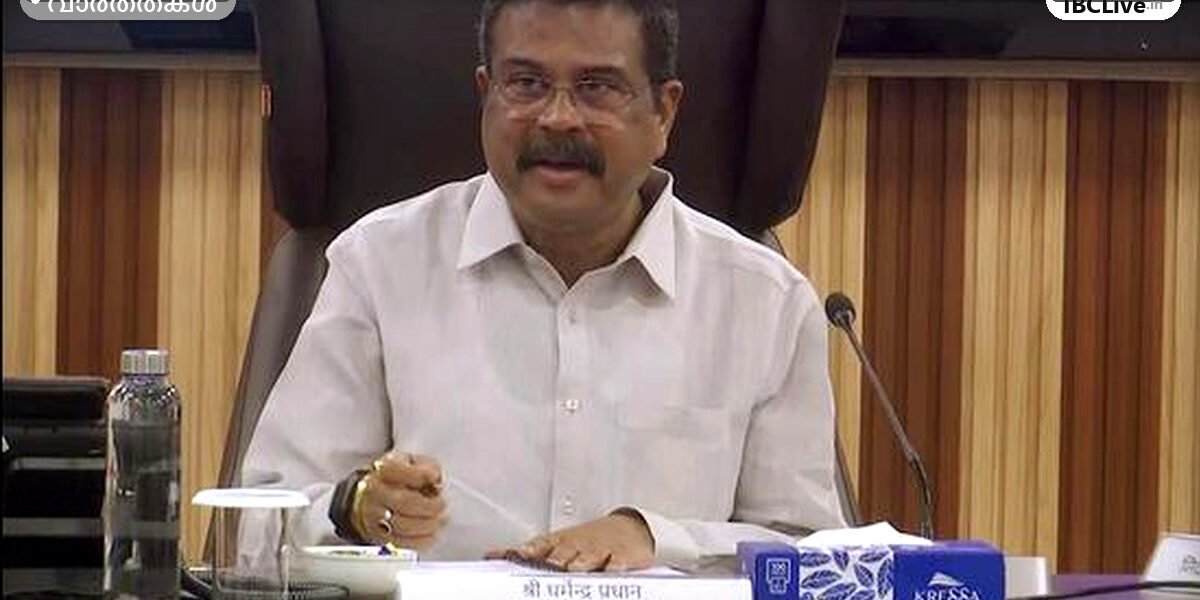 കേന്ദ്ര വിദ്യാഭ്യാസ മന്ത്രി ധർമ്മേന്ദ്ര പ്രധാൻ ഡൽഹിയിൽ മാധ്യമങ്ങളോട് സംസാരിക്കുന്നു.