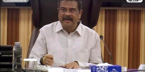 കേന്ദ്ര വിദ്യാഭ്യാസ മന്ത്രി ധർമ്മേന്ദ്ര പ്രധാൻ ഡൽഹിയിൽ മാധ്യമങ്ങളോട് സംസാരിക്കുന്നു.