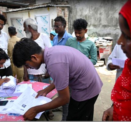 ബീഹാർ സ്റ്റേറ്റ് ക്യാപിറ്റോൾ ബിൽഡിംഗിൻ്റെ പശ്ചാത്തലത്തിൽ ഒരു വോട്ടർ വോട്ട് രേഖപ്പെടുത്തുന്ന ഫോട്ടോ