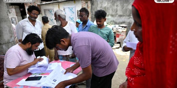 ബീഹാർ സ്റ്റേറ്റ് ക്യാപിറ്റോൾ ബിൽഡിംഗിൻ്റെ പശ്ചാത്തലത്തിൽ ഒരു വോട്ടർ വോട്ട് രേഖപ്പെടുത്തുന്ന ഫോട്ടോ