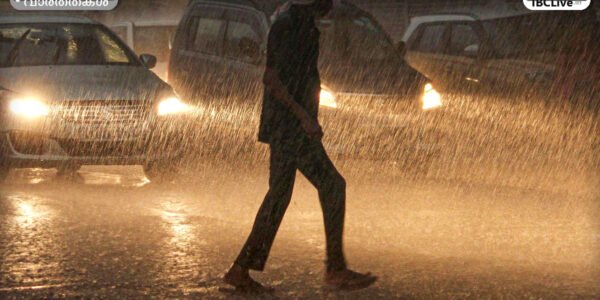 2026 മെയ് 28 വ്യാഴാഴ്ച ഗുരുഗ്രാമിൽ മഴയ്ക്കിടയിൽ ഒരാൾ റോഡ് മുറിച്ചുകടക്കുന്നു