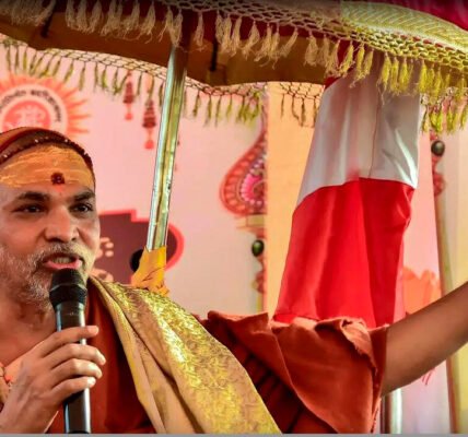 അവിമുക്തേശ്വരാനന്ദ് കോടതിക്ക് പുറത്ത്